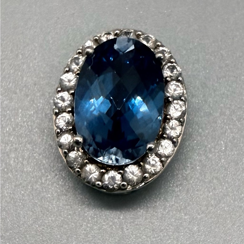 Elegant Blue and Silver Gemstone pendant